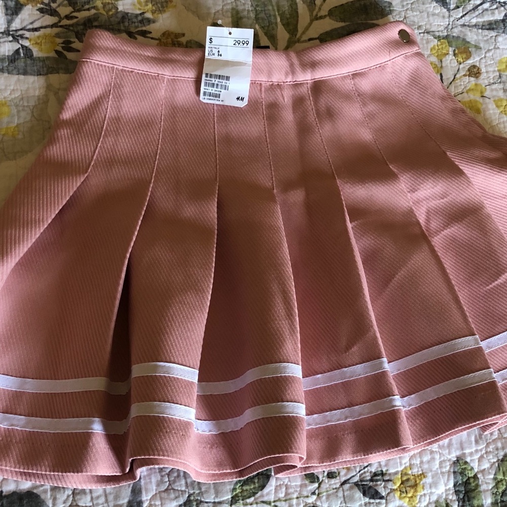 H&M pink pleated skirt.
